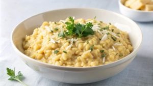 <a href="https://www.magnific.com/br/fotos-gratis/uma-tigela-de-risoto-cremoso-coberto-de-queijo-parmesao-e-salsa_385493881.htm#fromView=search&page=1&position=1&uuid=62a5fc7e-551a-43a8-848e-388c72e87c04&query=risoto">Imagem de wahyu_t no Magnific</a>