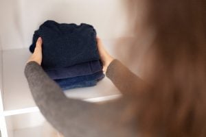 Como cuidar de roupas escuras e preservá-las