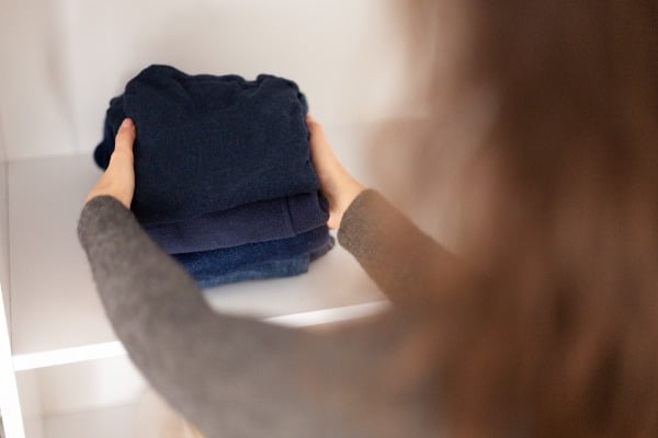 Como cuidar de roupas escuras e preservá-las